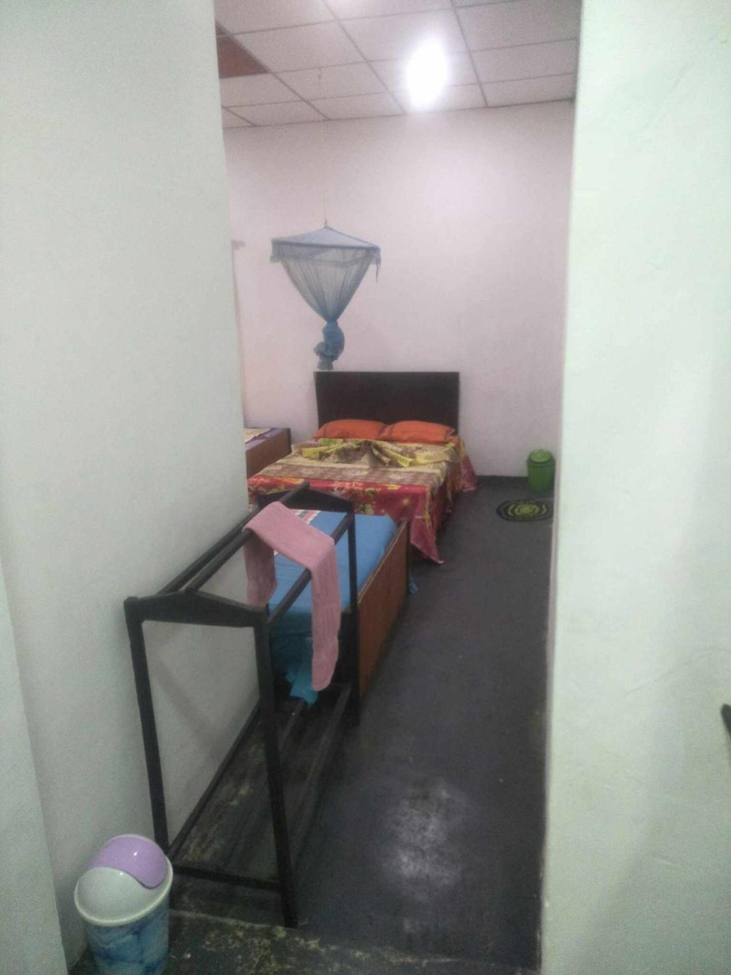 Bathiya Tourist Guest Anuradhapura Hotel Buitenkant foto