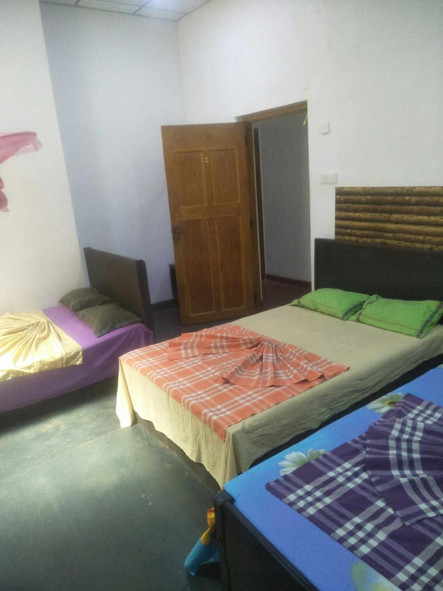 Bathiya Tourist Guest Anuradhapura Hotel Buitenkant foto